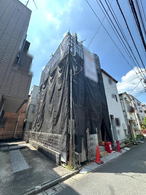 【「北砂」エリアの新築戸建 南＆北の両面道路 陽当り＆通風良好】東側隣地は駐車スペースにて開放感のある住環境です(北側)。