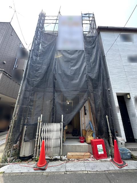 【「北砂」エリアの新築戸建 南＆北の両面道路 陽当り＆通風良好】現在内外装工事が進行中です(北側)。