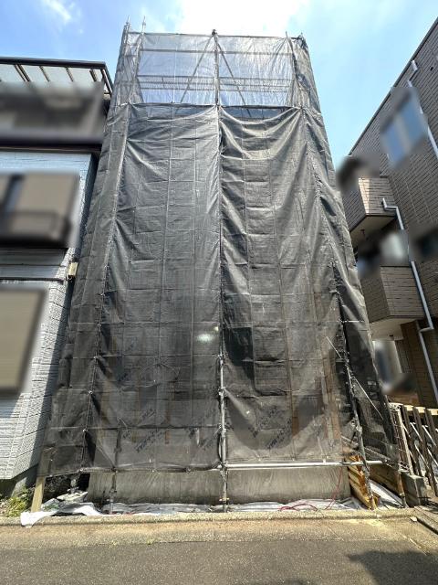 【「北砂」エリアの新築戸建 南＆北の両面道路 陽当り＆通風良好】現在内外装工事が進行中です(南側)。