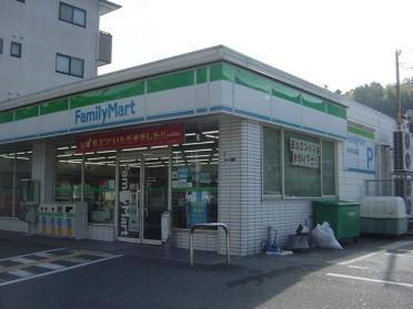 ファミリーマート神鉄谷上駅前店：236m