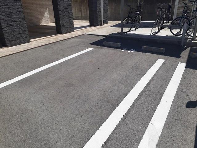 フィレール　デュ　トラジャⅢ（101） 駐車場