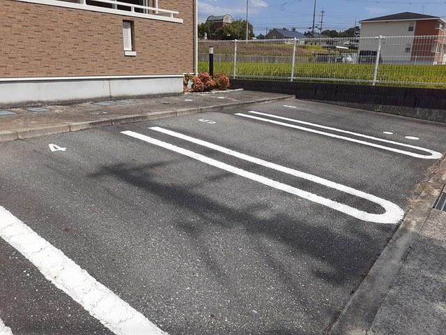 カーサ　エレガンテ　Ⅰ（101） 駐車場