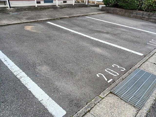 ビューハイツ横尾（203） 駐車場