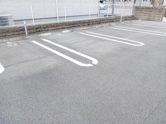 フィレール　デュ　トラジャⅢ（301） 駐車場