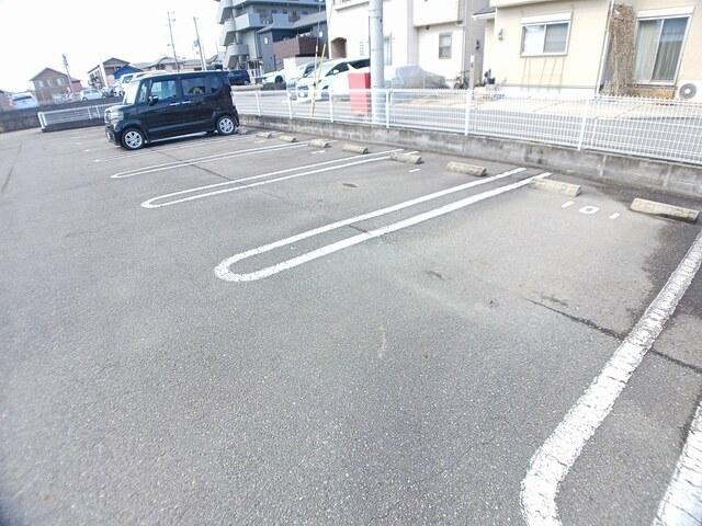 アルト　レフィナード（105） 駐車場