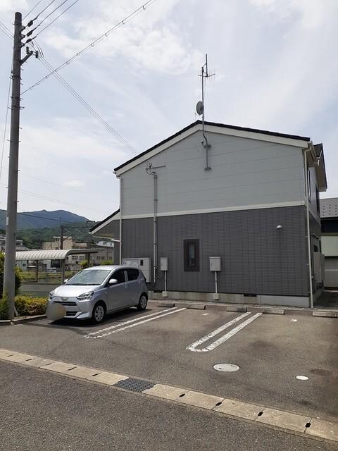 ホワイト　ピジョン（101） 駐車場