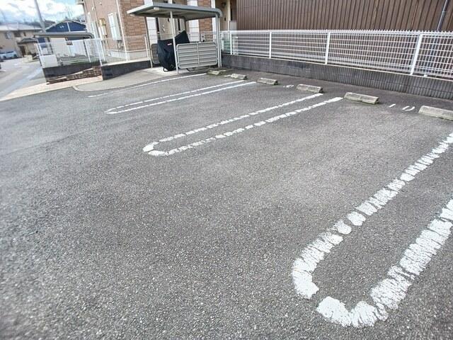 ｓｏｕｔｈ　ｗｅｌｌ（101） 駐車場