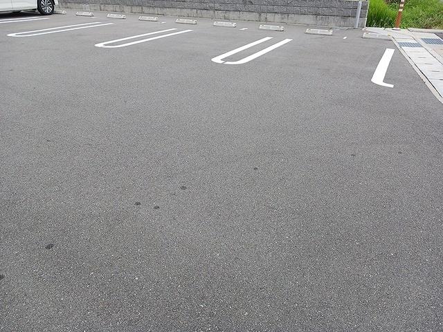 アル・グレース（103） 駐車場