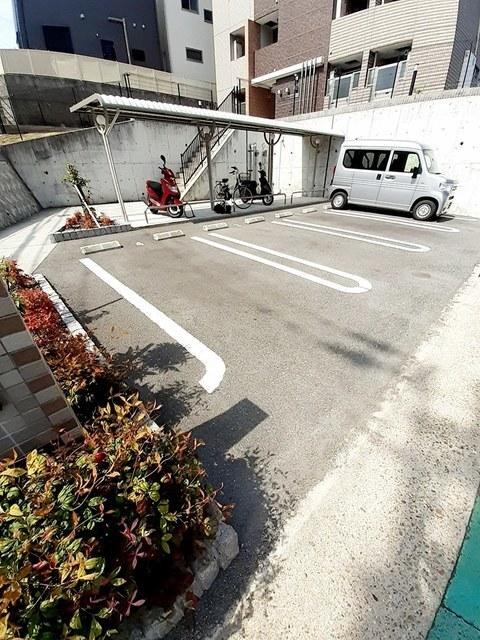 イーストブルー六番館（301） 駐車場