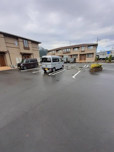フェルネスⅡ（102） 駐車場