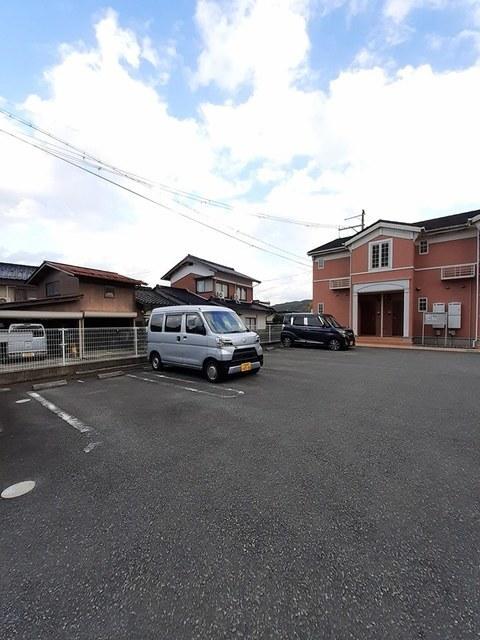 Ｍ．フルーレ（102） 駐車場