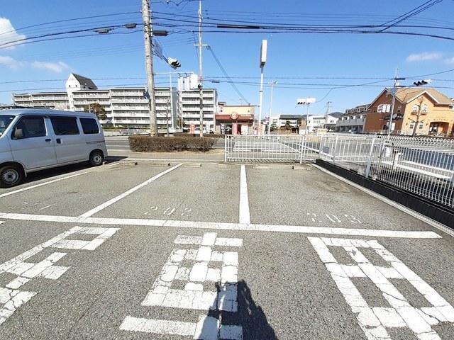 アメニティ六番館（201） 駐車場