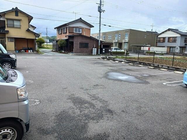 ルミエールⅢ　Ａ（102） 駐車場