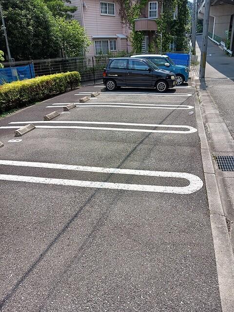 アルカンシエル（105） 駐車場