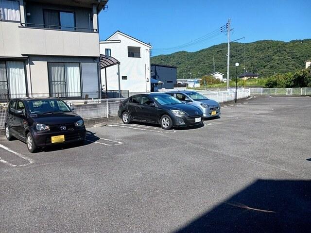 グランドゥールＢ（203） 駐車場