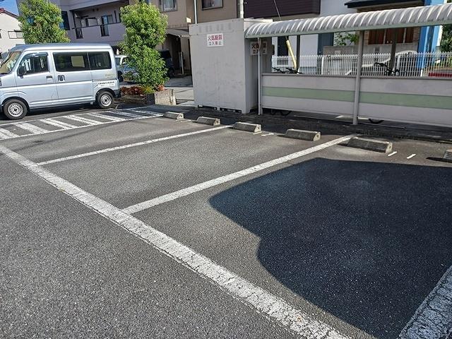 フローレス（203） 駐車場
