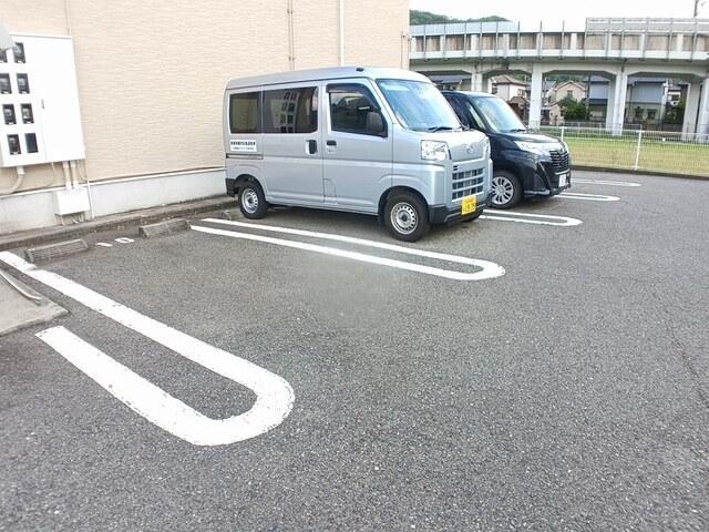 エテルネルＢ（202） 駐車場