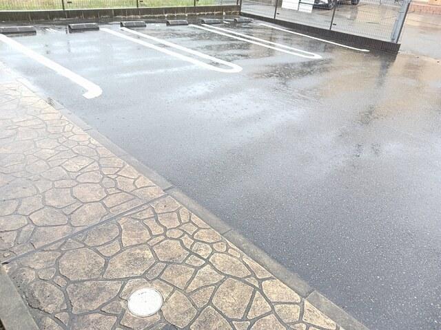サンリットハウス（102） 駐車場