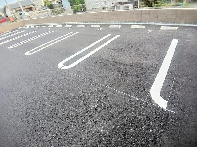 プリムローズ平松（102） 駐車場