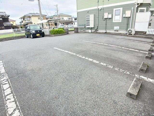 グリーンハウス継（105） 駐車場