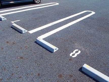 サンパレス安室（205） 駐車場