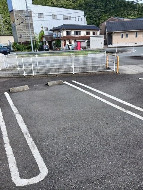 メゾン　フルール（201） 駐車場
