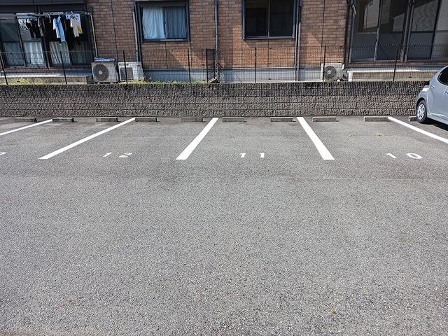 アルティエメスティエリ（102） 駐車場