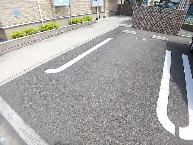 ヴィラ　ドゥ　グレーヌ梅ケ谷Ｃ（101） 駐車場