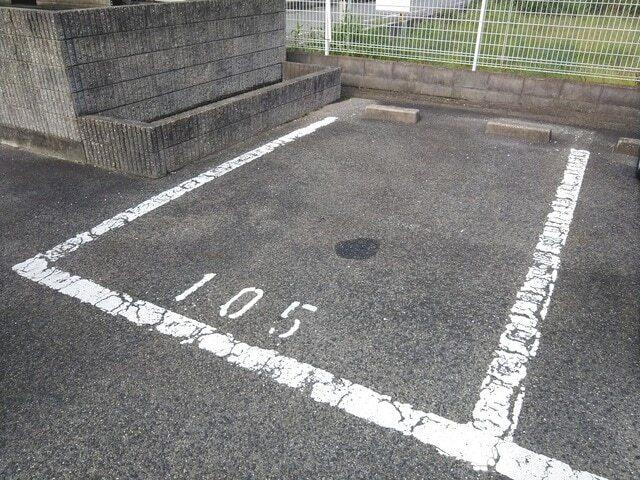 クインシィー８（105） 駐車場