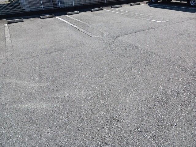 ホワイトローズ（103） 駐車場