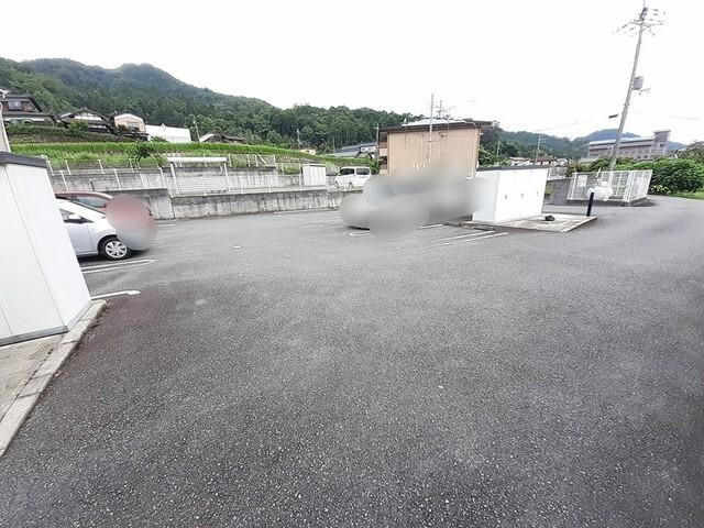 アボンデーレＢ（201） 駐車場