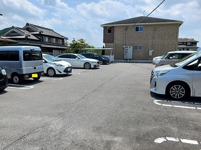 ティート（206） 駐車場