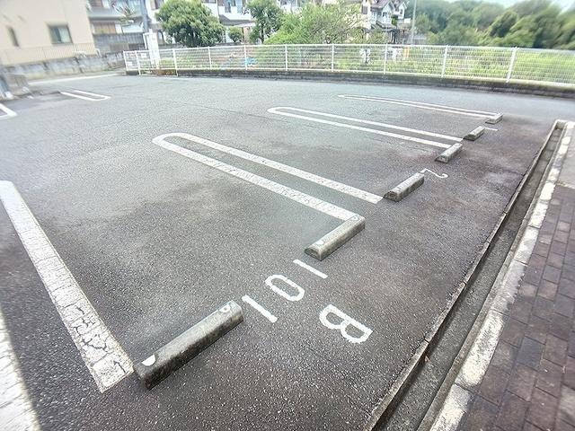 クール・ヴィヴァーチェＢ（102） 駐車場