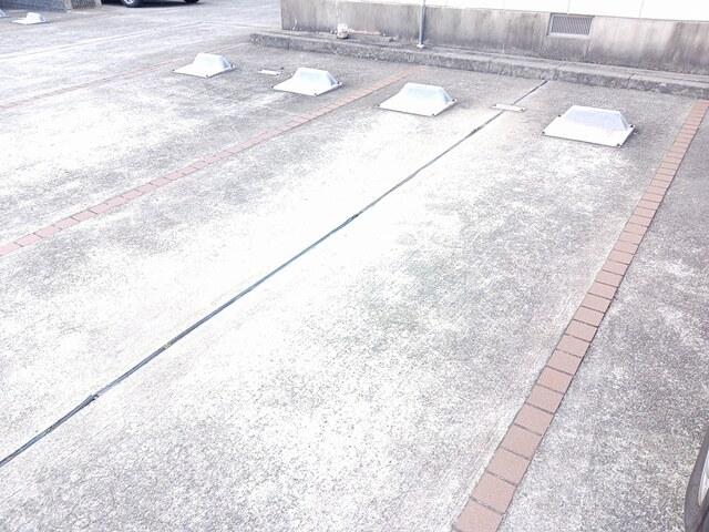 フラッツ・アイ（105） 駐車場