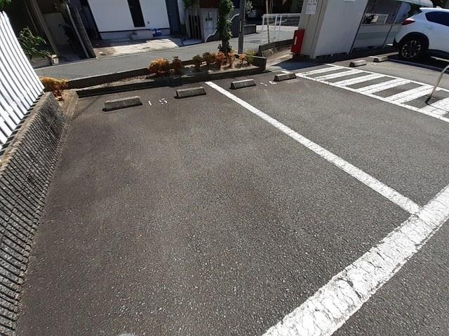 フローレス（201） 駐車場