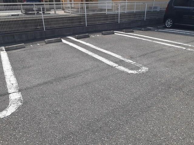 ヴェルサン・アベニュⅡ（203） 駐車場
