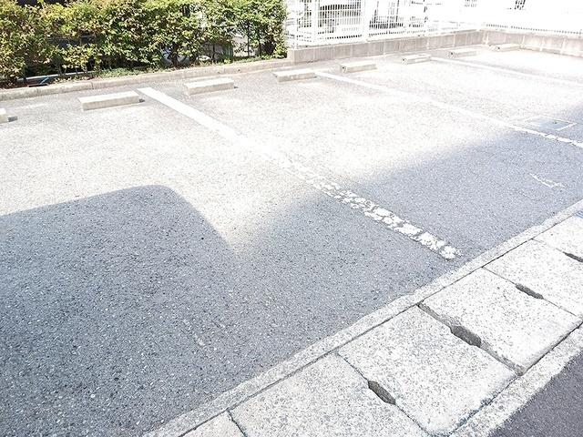 メゾンソレイユ（402） 駐車場