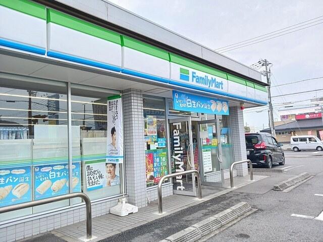 ファミリーマート：140m