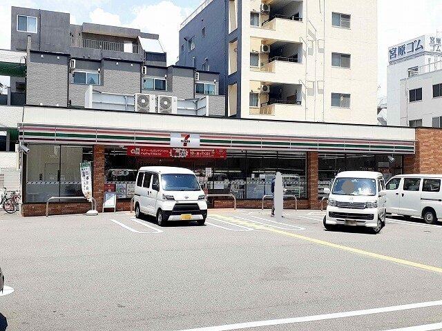 セブンイレブン湊川インター店：220m