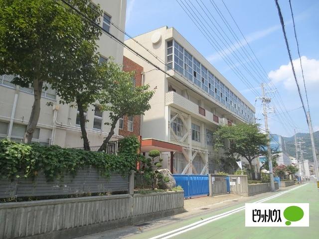 神戸市立本山南中学校：572m