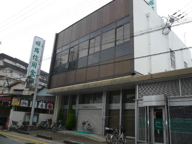 銀行：300m