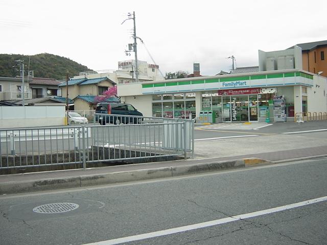 ファミリーマート：700m
