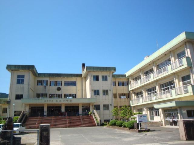 三江小学校：950m