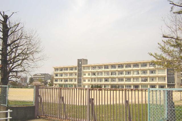 小学校：640m