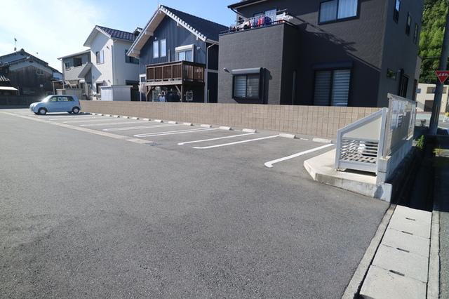 メゾン・ラフィーネ（107） 駐車場