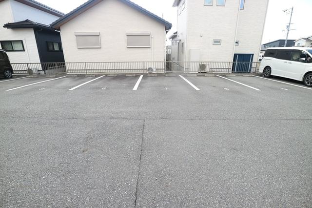 ベルクール加東　A棟（A202） 駐車場
