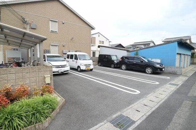 パインガーデン（205） 駐車場