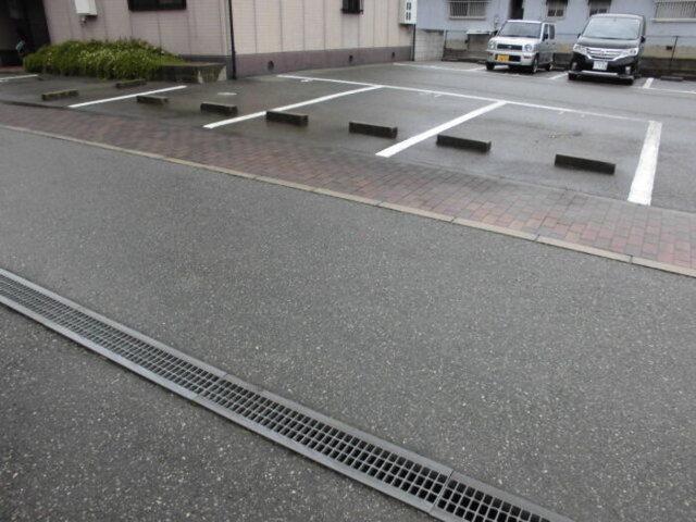 ウィンディビレッジ　B棟（101） 駐車場