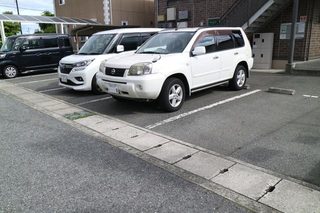 ダンディライオン（102） 駐車場