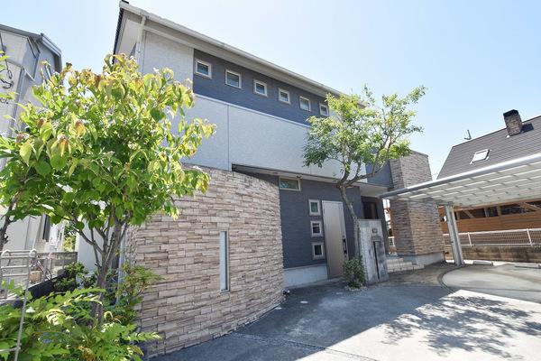 お庭もしっかり施工してあるスタイリッシュな外観です